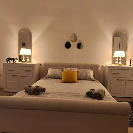Ultra Panoramic Cu Balcon Apartment