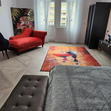 Ultra Panoramic Cu Balcon Apartment